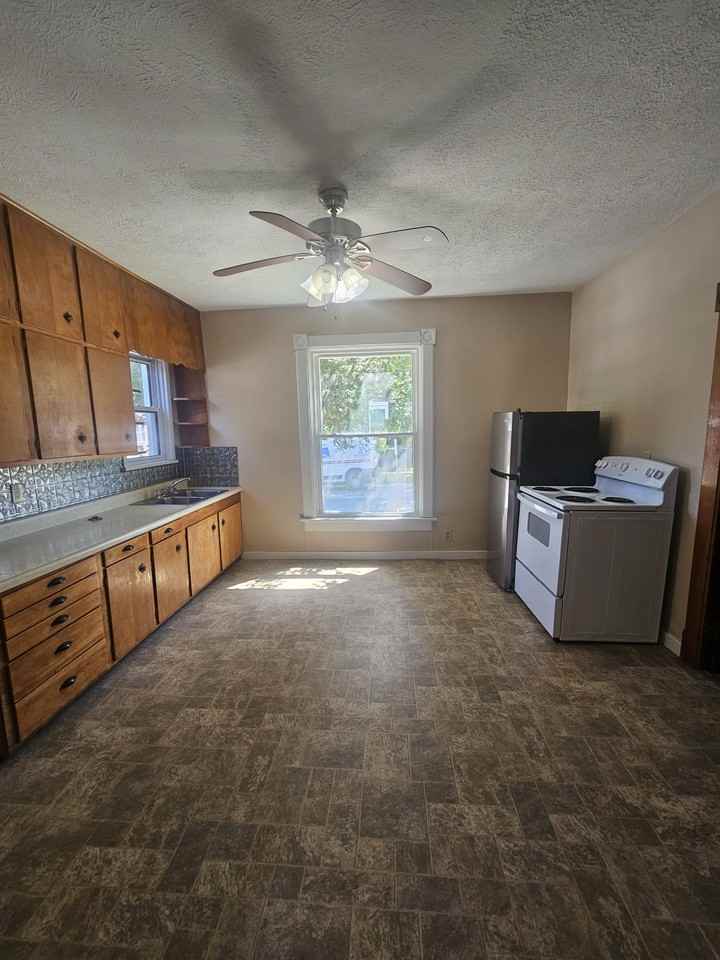 244 W Perry St - Photo 2 of 5