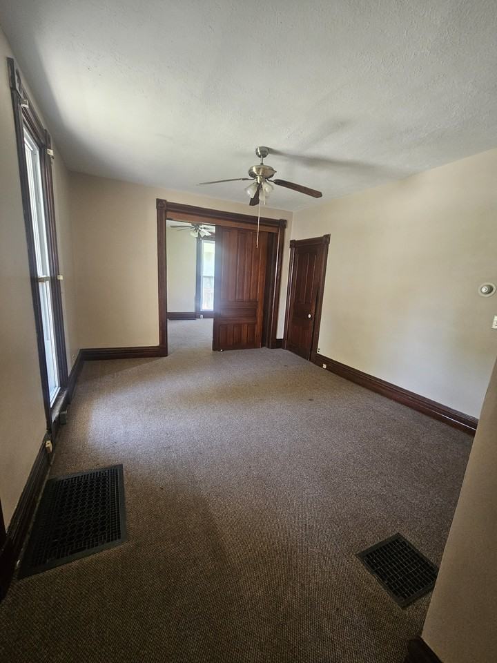 244 W Perry St - Photo 3 of 5