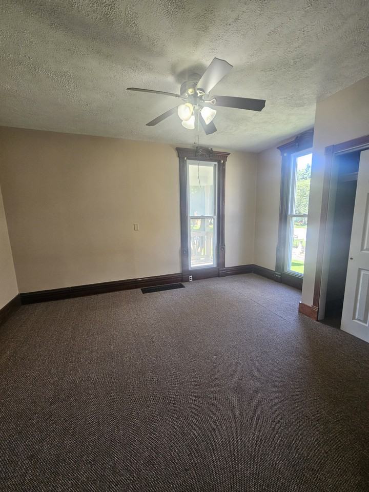 244 W Perry St - Photo 4 of 5