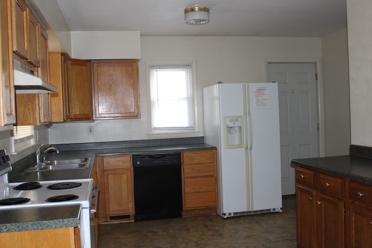 1332 Sutherland Ave - Photo 2 of 9