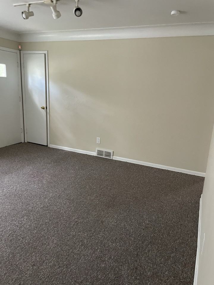 1332 Sutherland Ave - Photo 6 of 9