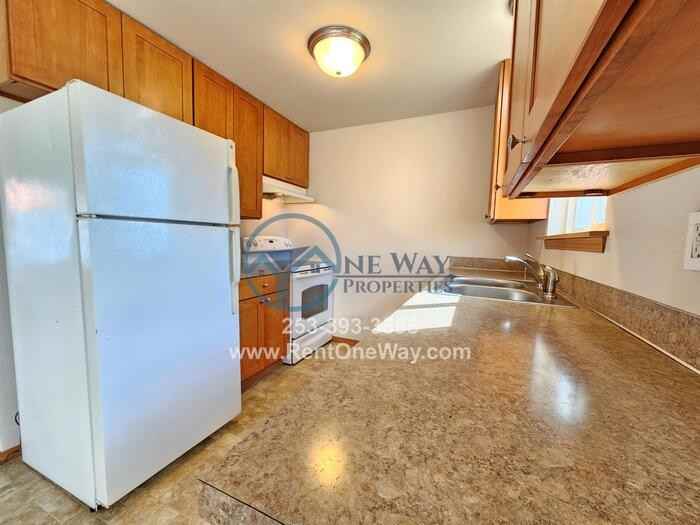 16912 B St E - Photo 3 of 7
