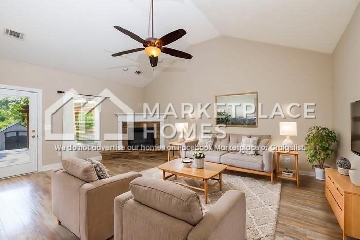 2467 Newbury Ave - Photo 5 of 43