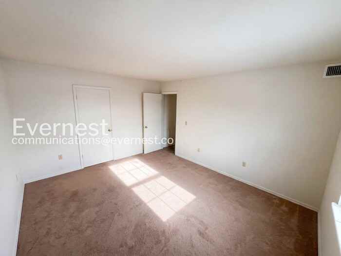 12916 N Cresap St #8 - Photo 7 of 11