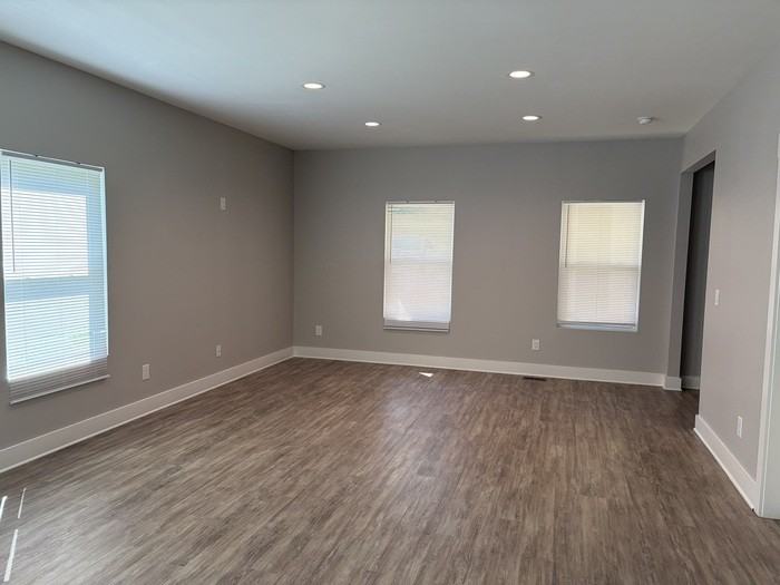 434 Amber St - Photo 2 of 10