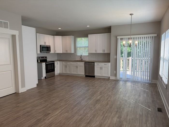 434 Amber St - Photo 3 of 10