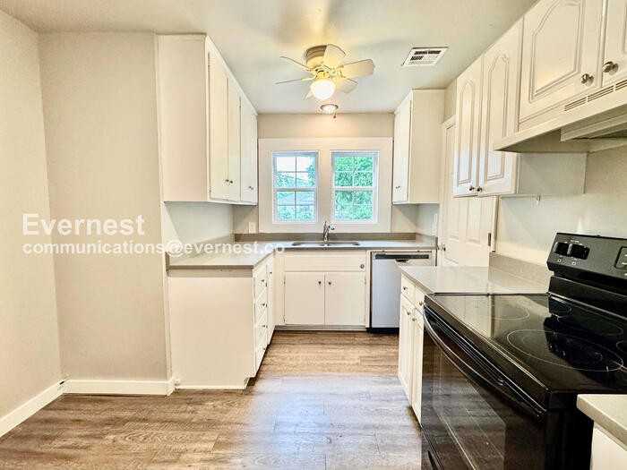 802 N Birch St - Photo 3 of 20