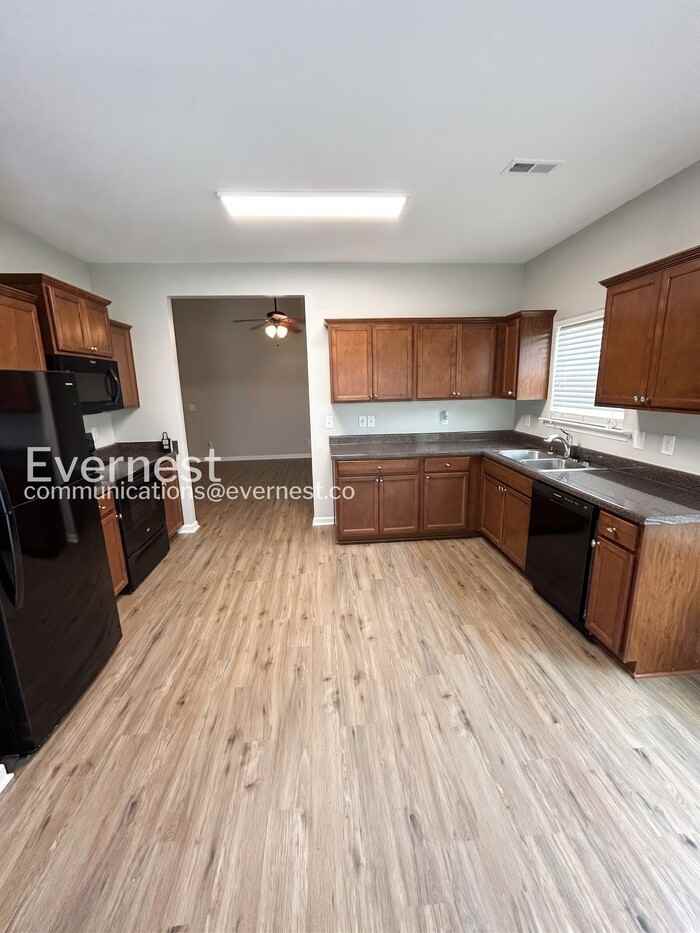 208 Hampton Dr - Photo 5 of 15