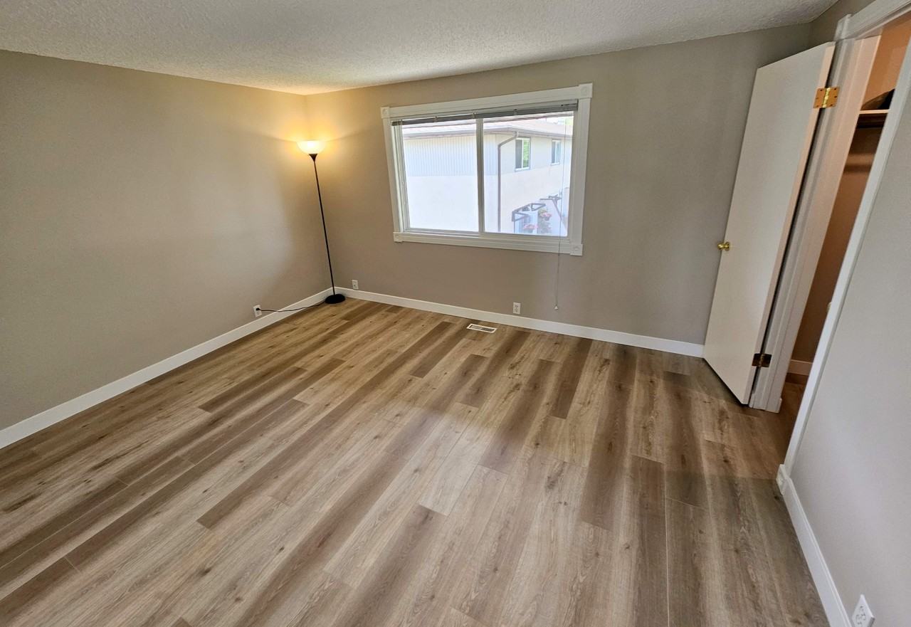 3169 138 Avenue Northwest, Edmonton, Alberta, Canada, T5Y 1R1 - Photo 2 of 11