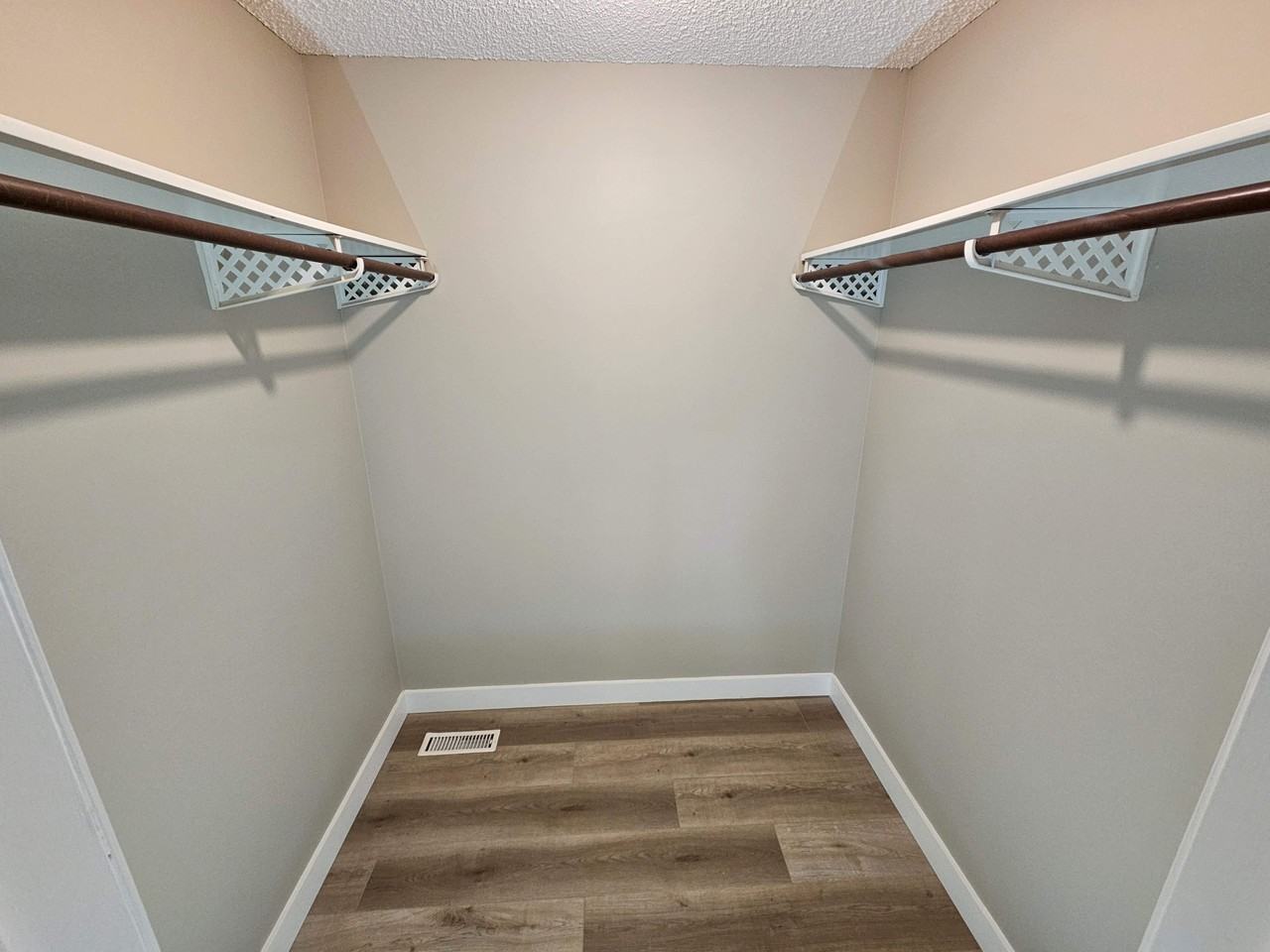3169 138 Avenue Northwest, Edmonton, Alberta, Canada, T5Y 1R1 - Photo 5 of 11