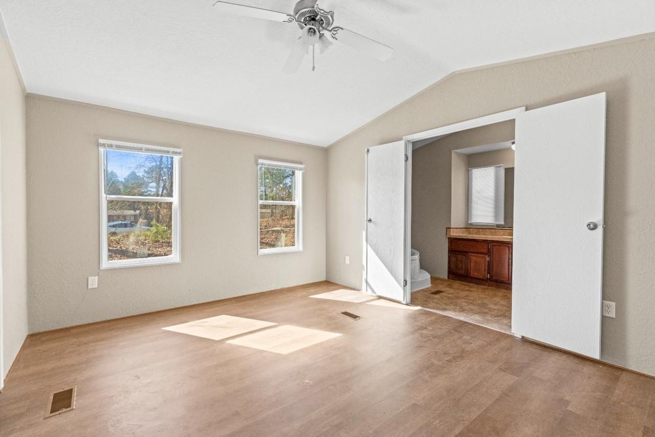 15653 Country Walk Dr - Photo 3 of 11