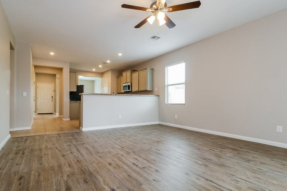 25446 W Carson Dr - Photo 4 of 16