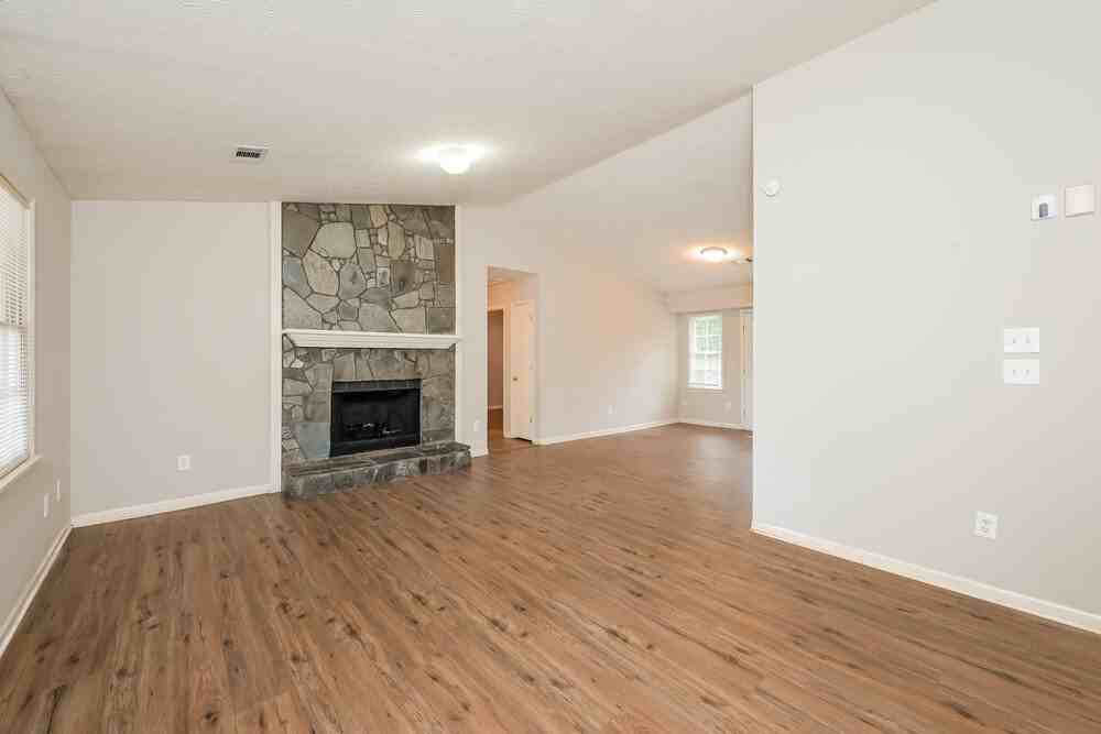 411 Cindy Dr Se - Photo 3 of 16