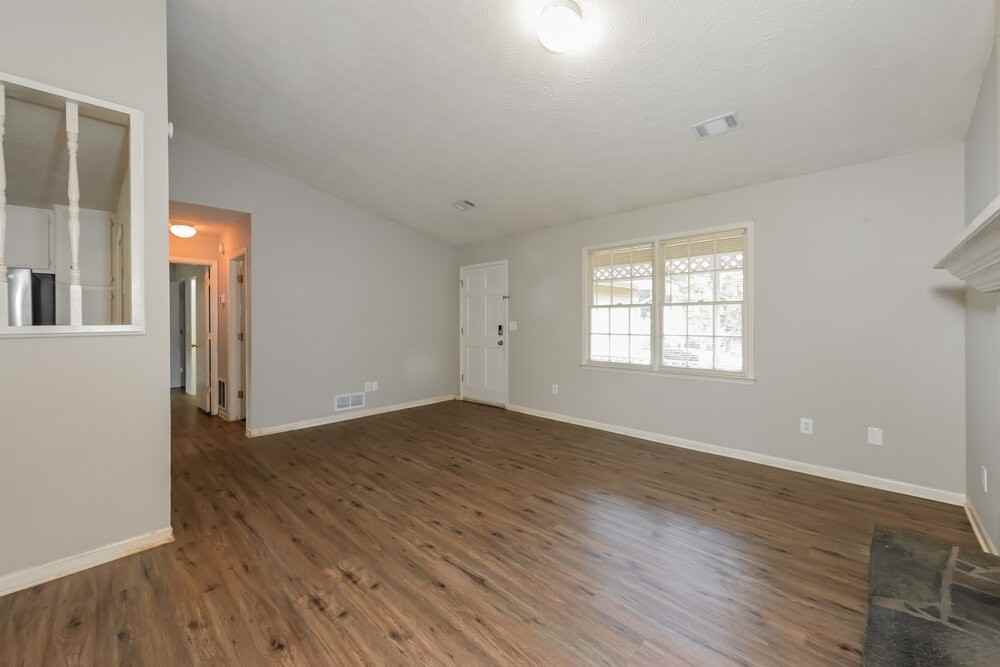 411 Cindy Dr Se - Photo 4 of 16