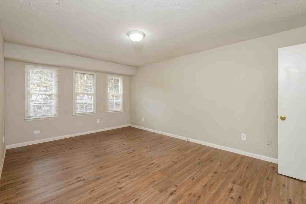 411 Cindy Dr Se - Photo 5 of 16