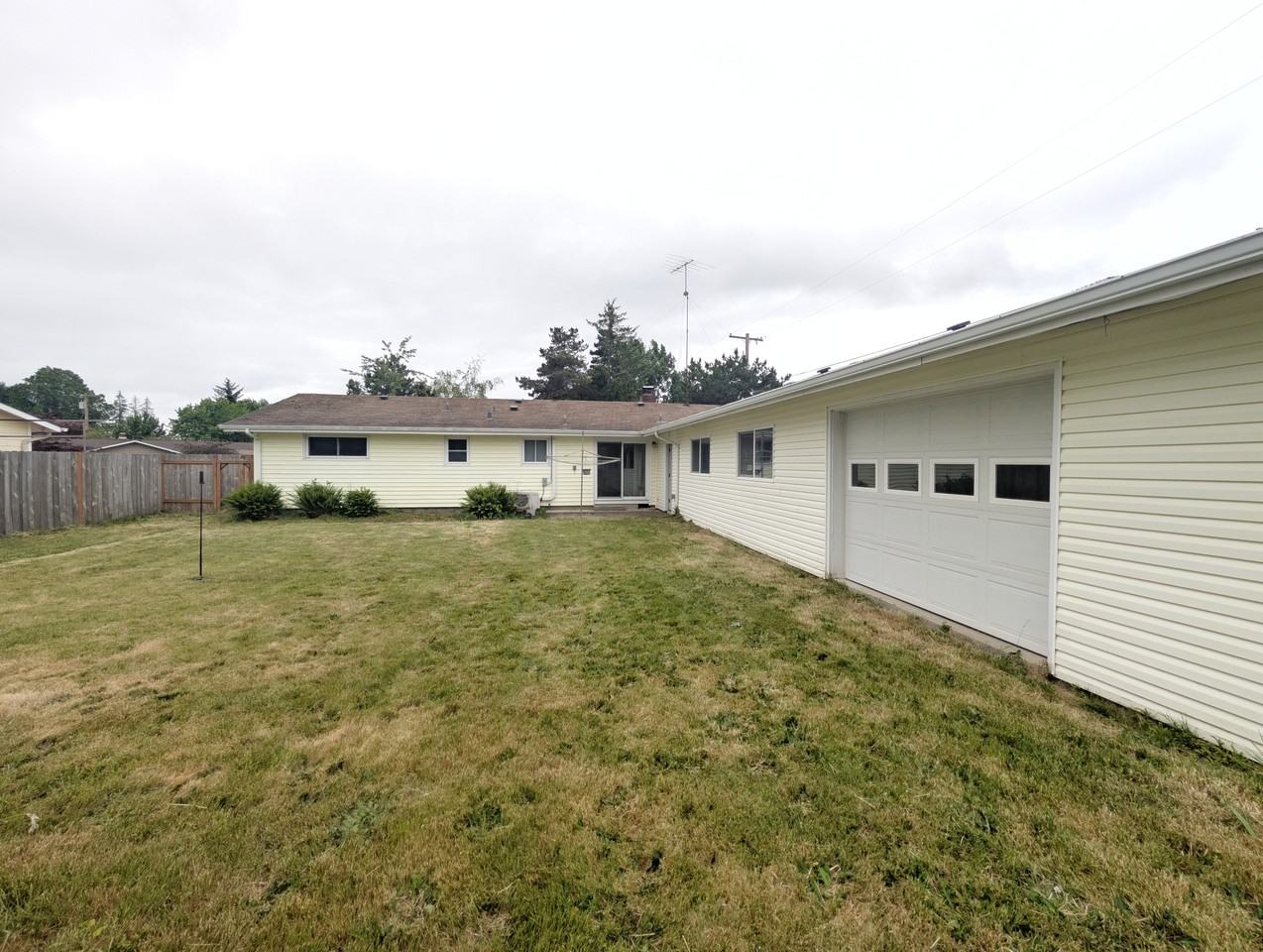1117 Nw Oak Ave #1 - Photo 5 of 24