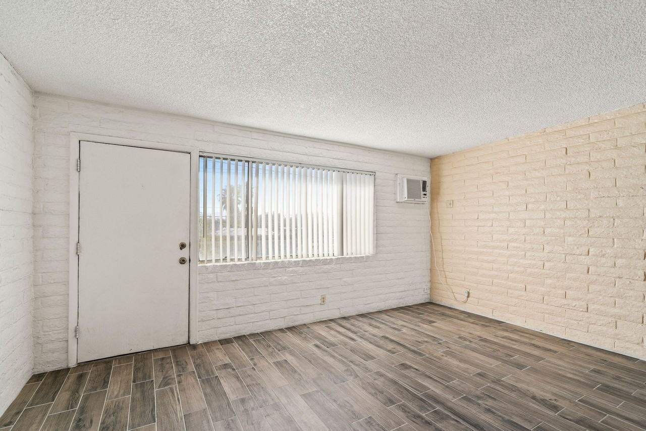 2565 N Park Ave - Photo 3 of 14