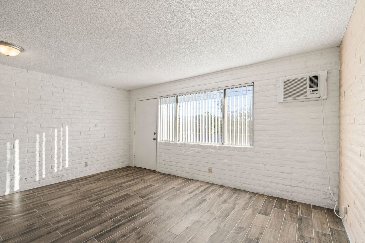 2565 N Park Ave - Photo 4 of 14
