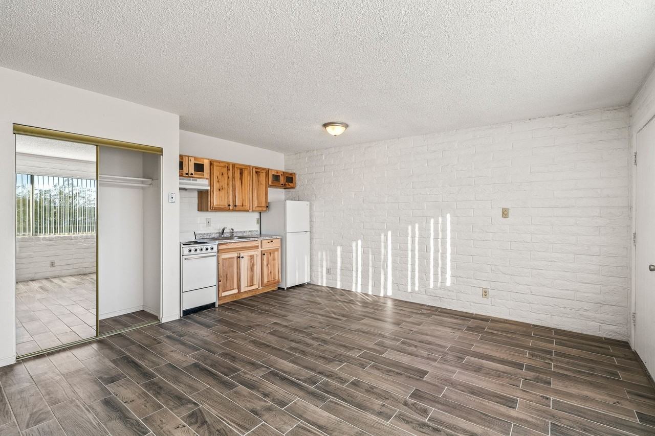 2565 N Park Ave - Photo 5 of 14