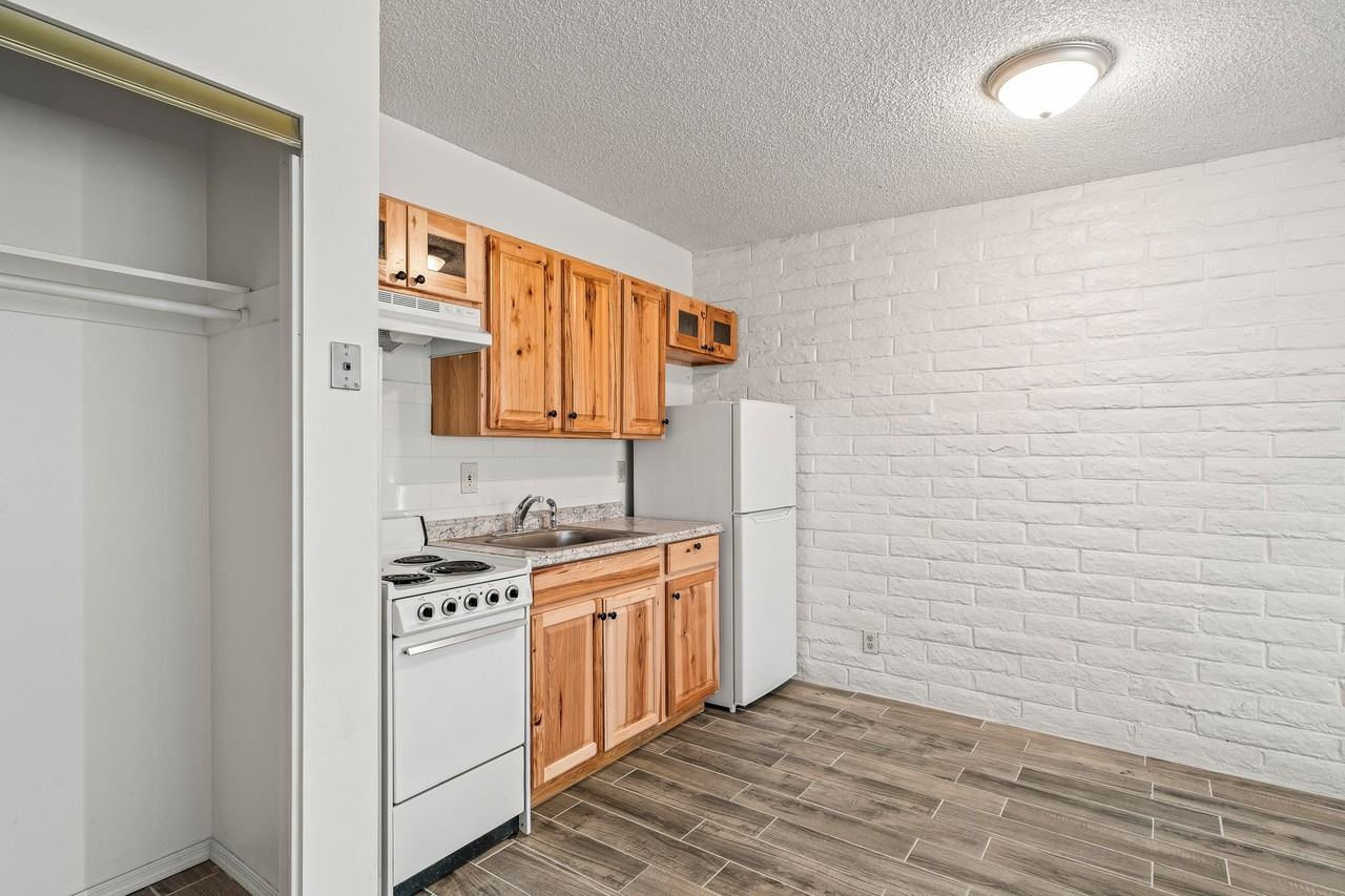 2565 N Park Ave - Photo 6 of 14