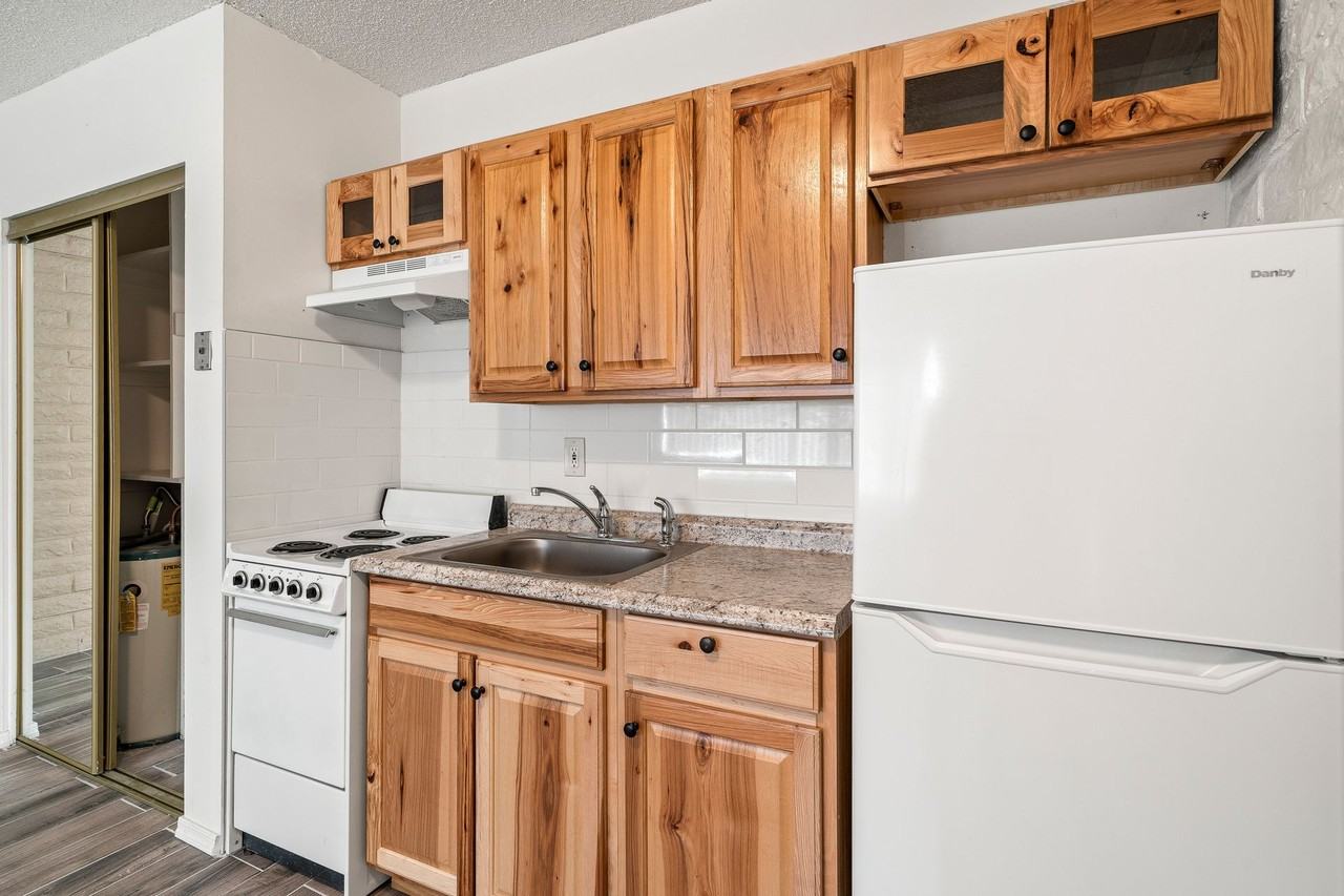 2565 N Park Ave - Photo 7 of 14