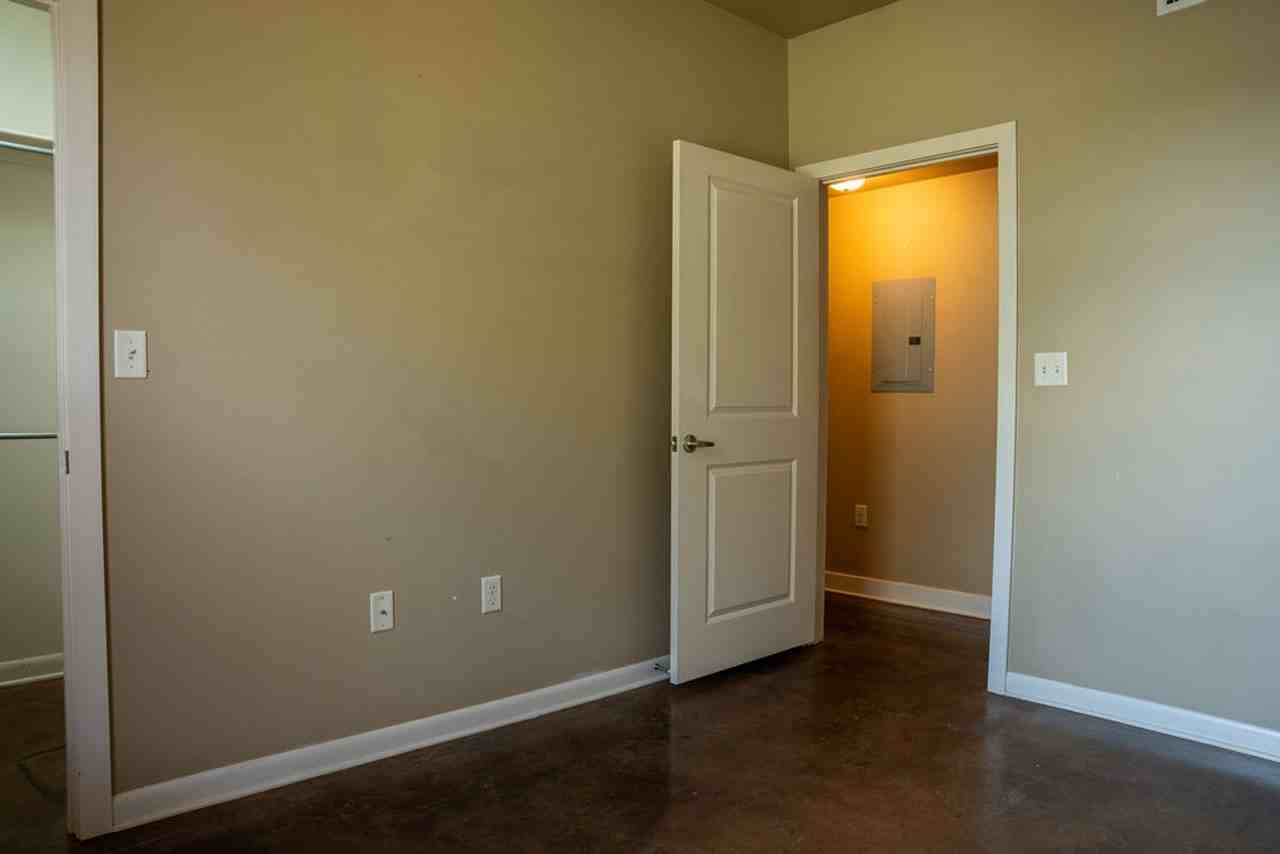 2400 MARKET PLAZA DRIVE - Photo 7 of 33