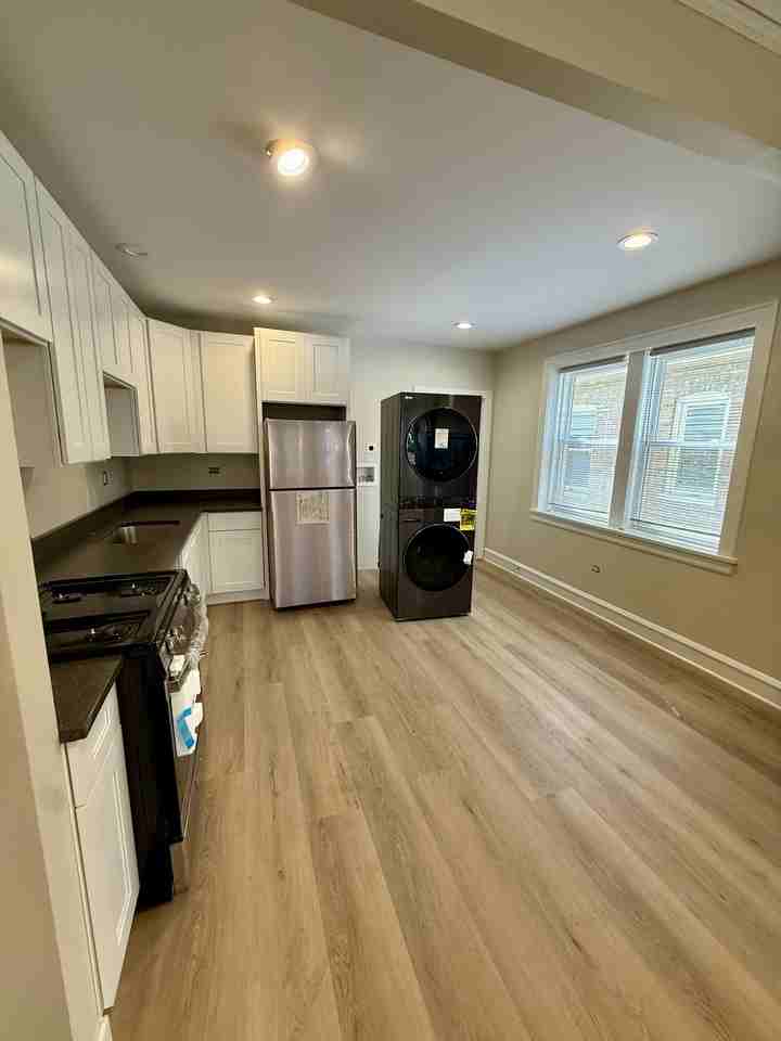 2953 North Linder AvenueApt 1 #2953-1 - Photo 4 of 8