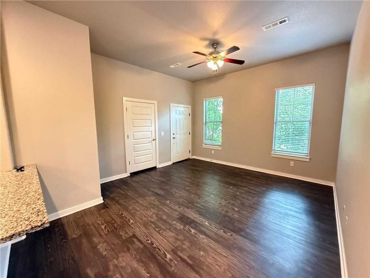 2359 W Houston St - Photo 3 of 21