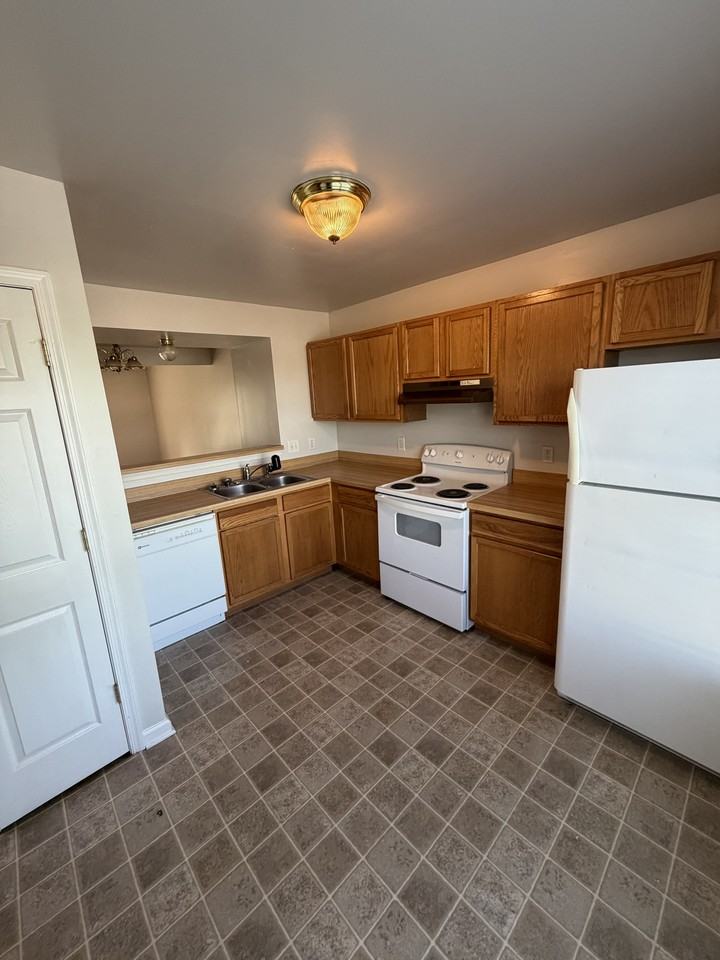 160 Lee St #1 - Photo 3 of 14