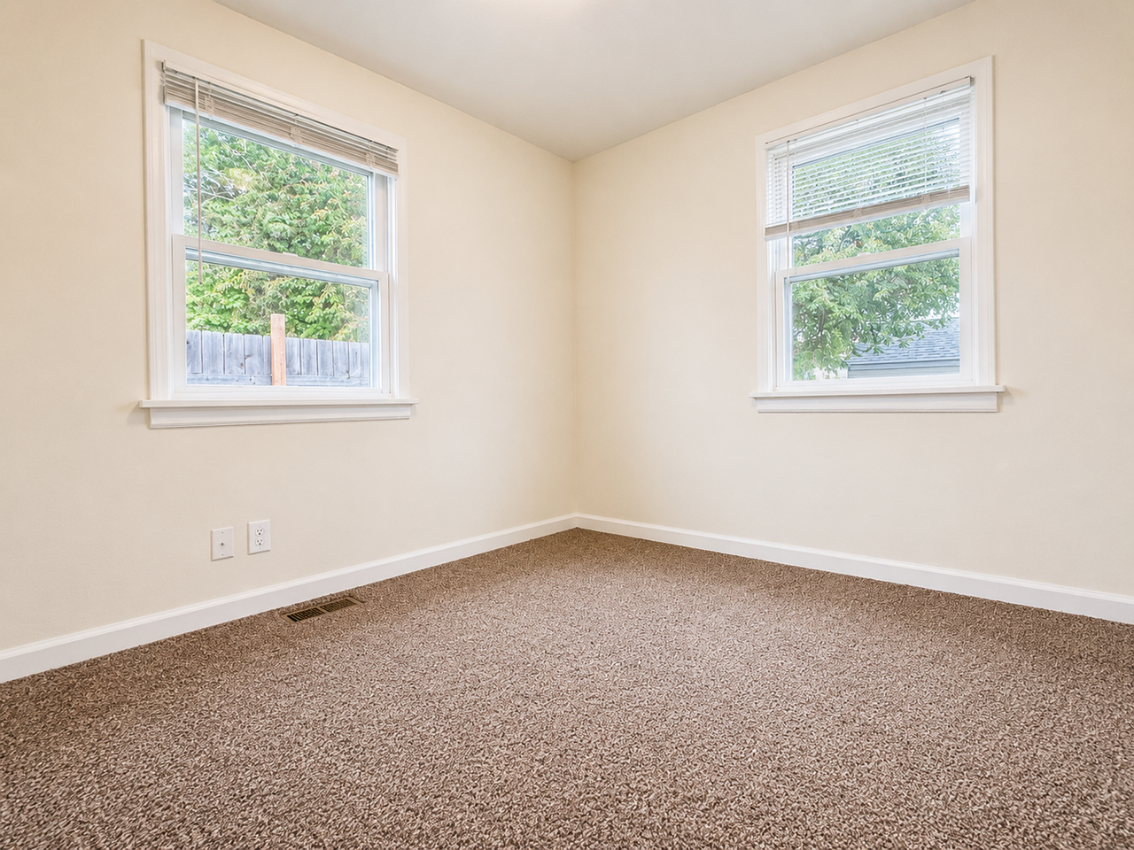 912 N Helena St - Photo 5 of 10