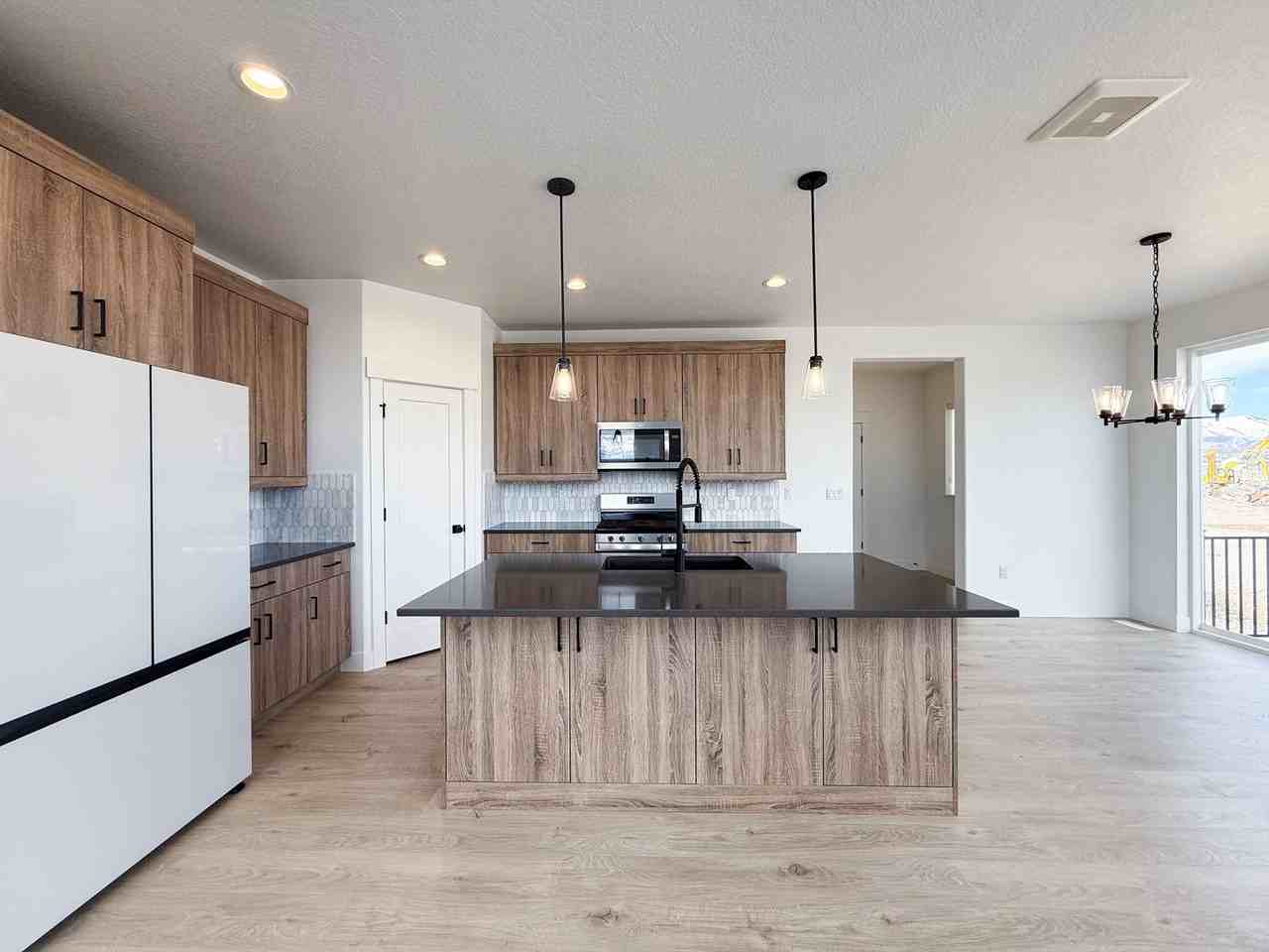 1482 W Russo Dr - Photo 3 of 34