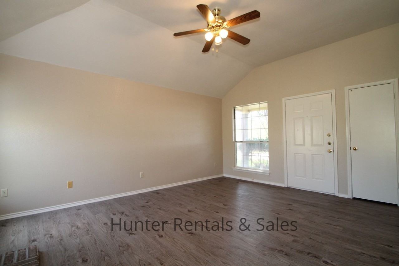3801 Winchester Dr - Photo 3 of 23