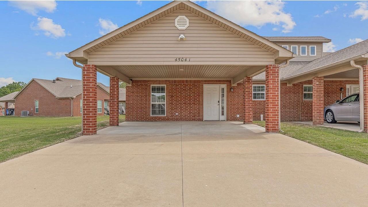 4504 Regina Ct - Photo 3 of 40