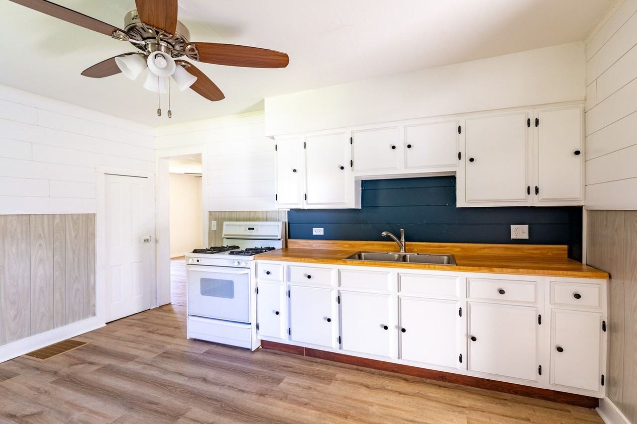 405 E Plymouth Ave - Photo 2 of 18