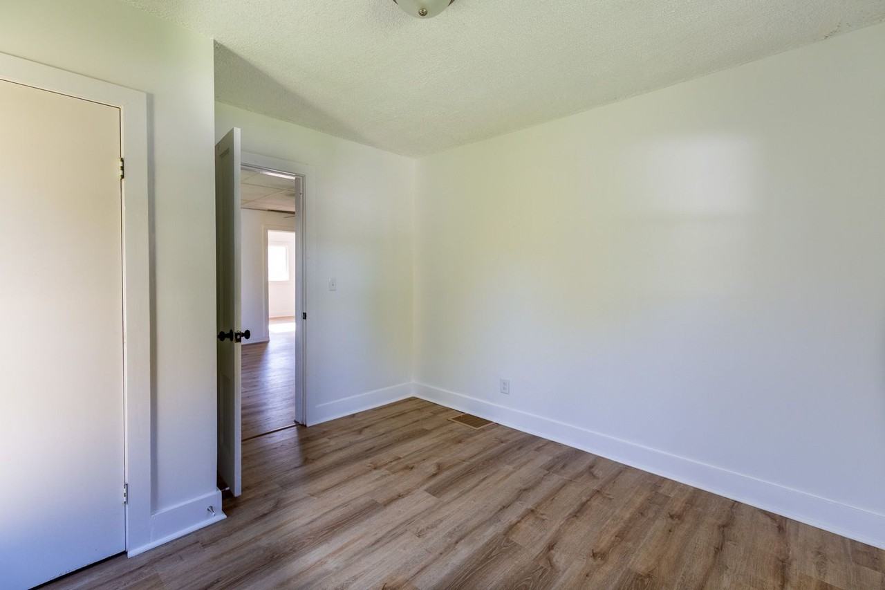 405 E Plymouth Ave - Photo 4 of 18