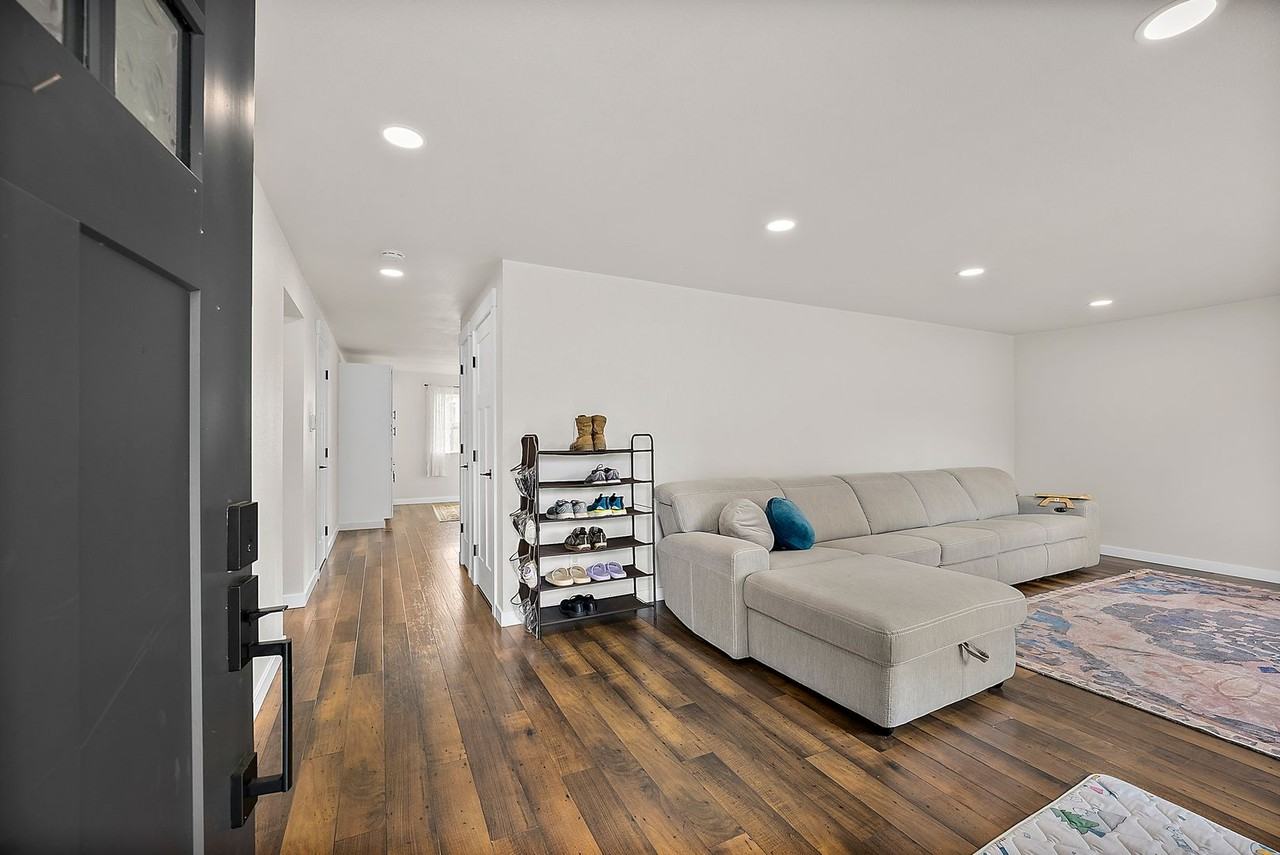 1917 Mark St Ne - Photo 4 of 50