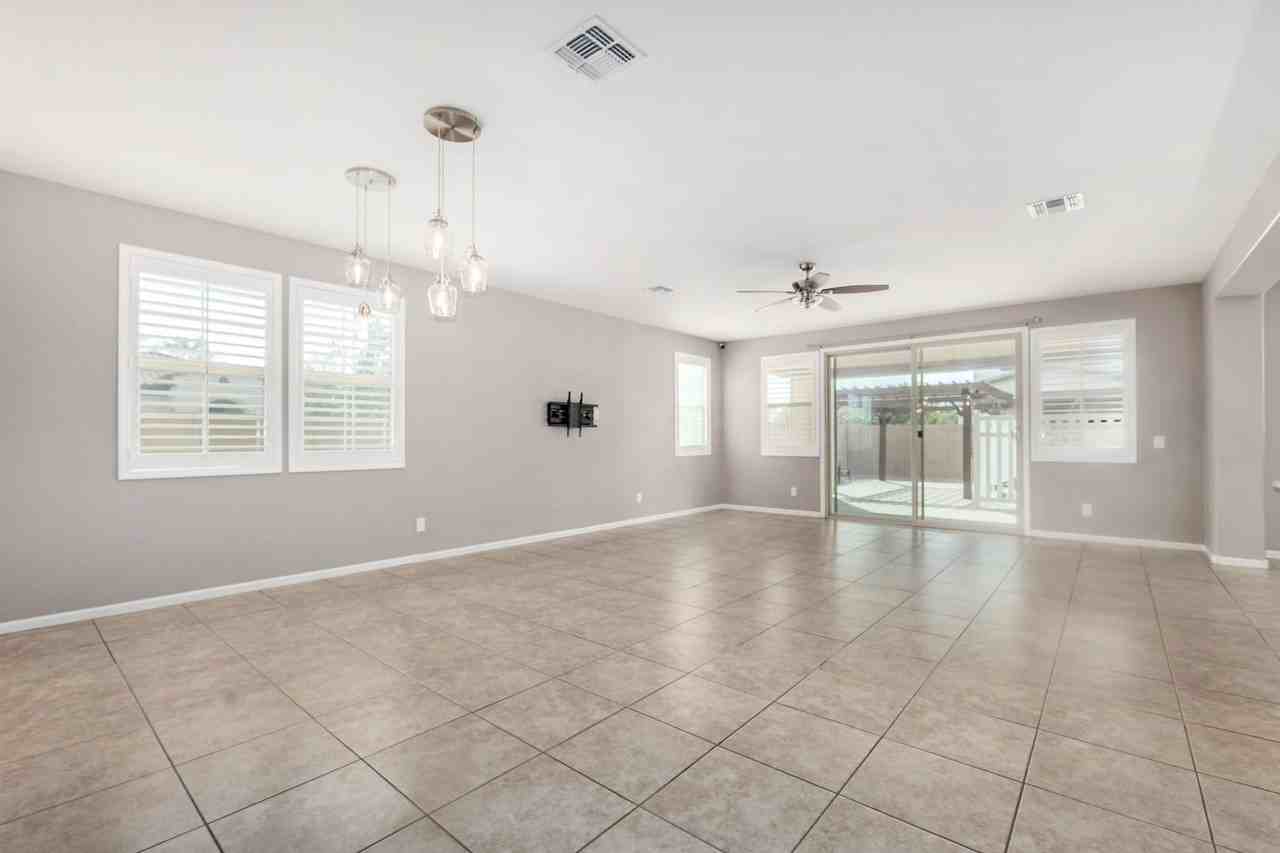 1527 W Windhaven Ave - Photo 5 of 39