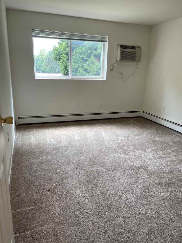 Oakwood Manor Apartments - Photo 3 of 20