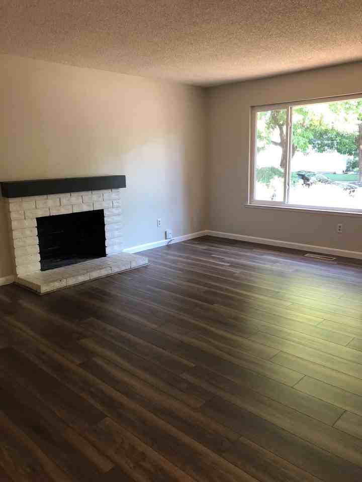 1745 Glenbrook Dr - Photo 3 of 15