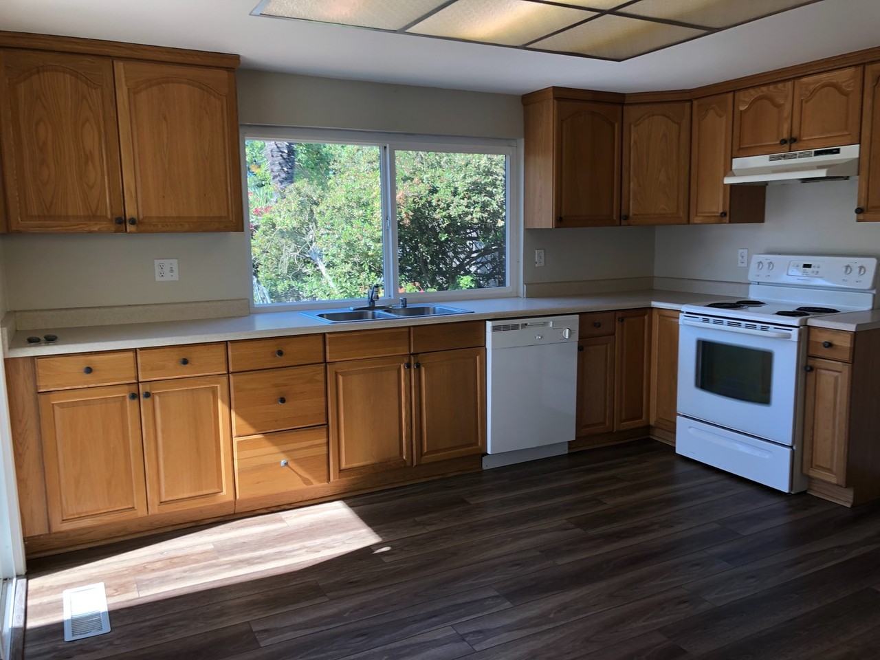 1745 Glenbrook Dr - Photo 5 of 15