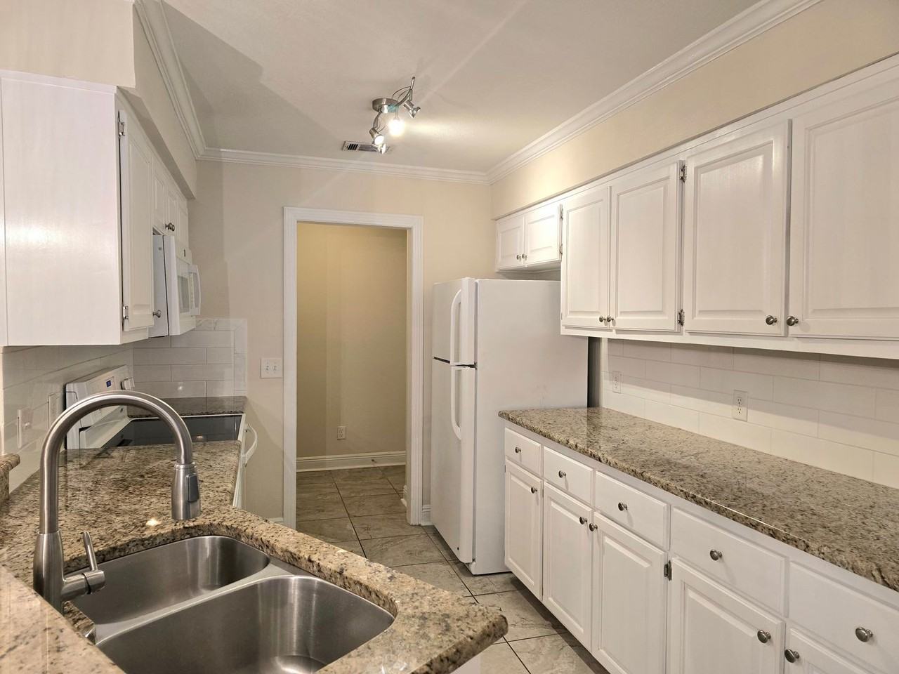 10017 Foxrun Rd - Photo 6 of 17