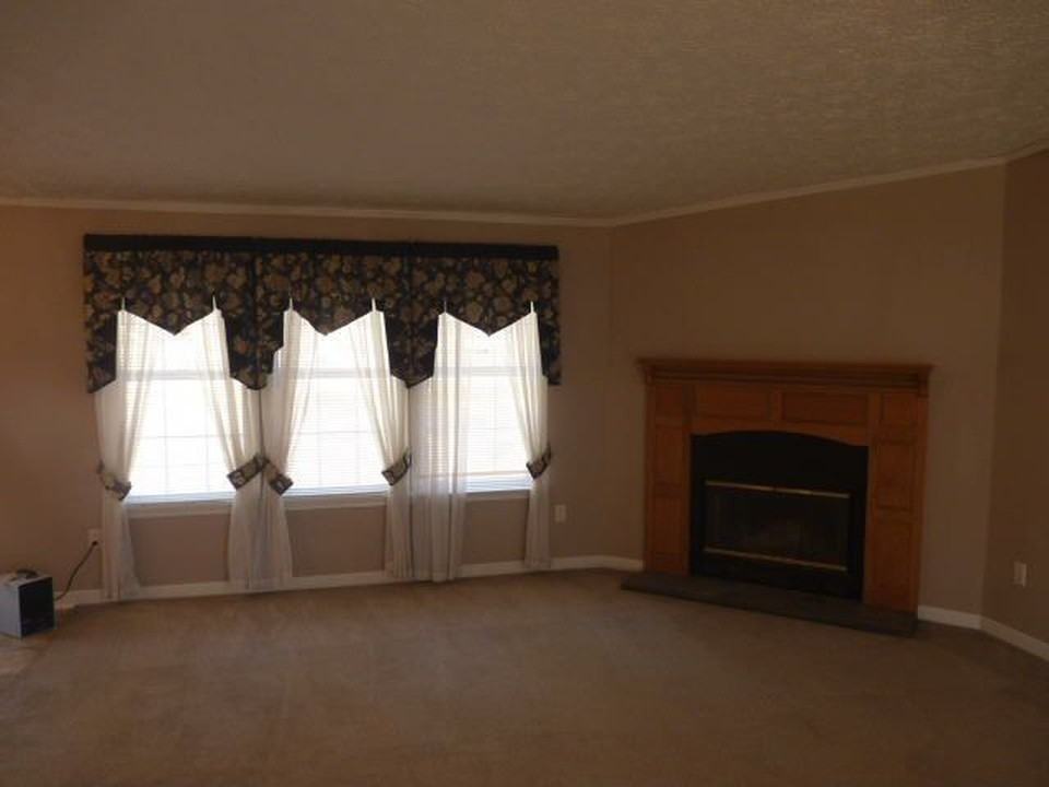 825 Allen Rd - Photo 2 of 9