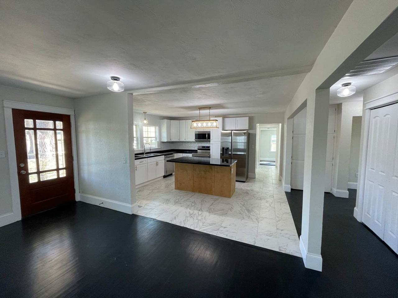 428 W Broadmoor St - Photo 4 of 26