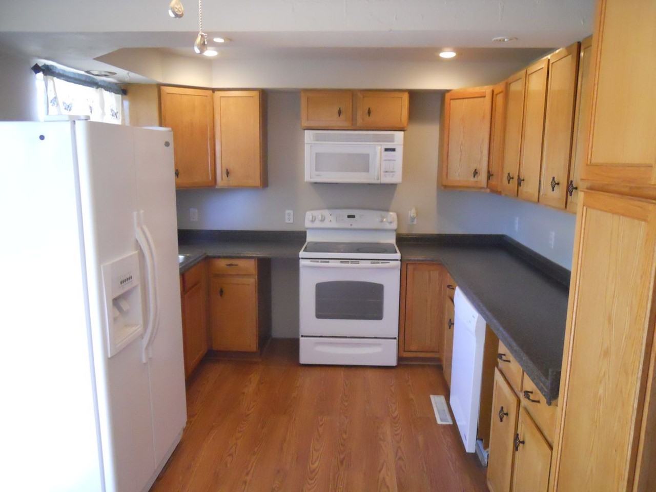 3808 Elmwood Cir - Photo 4 of 20