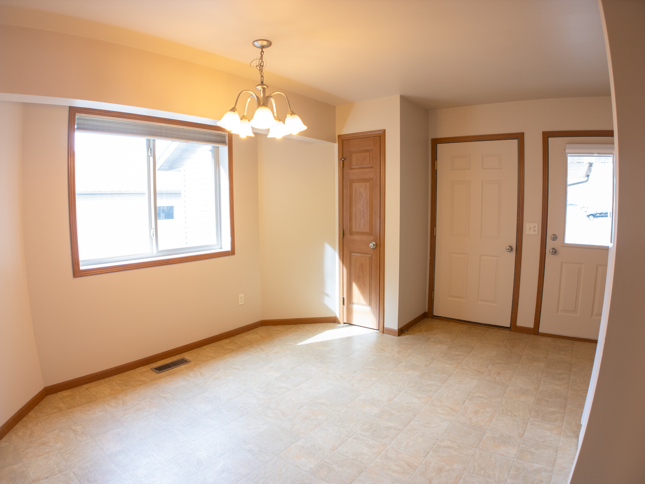 3913 Sterling Dr - Photo 3 of 12