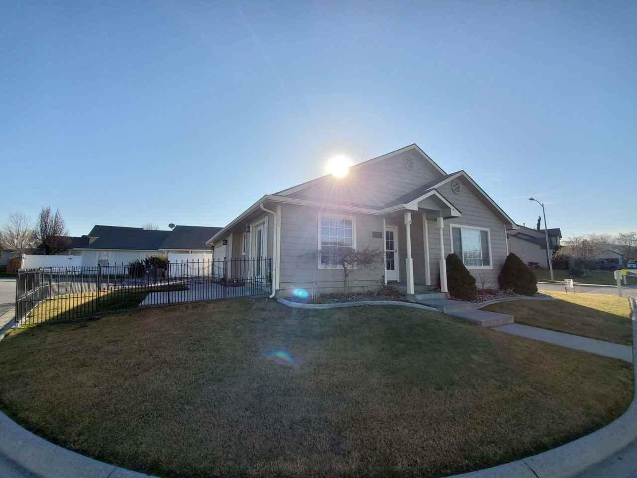 2421 S Arthur Ct - Photo 2 of 28