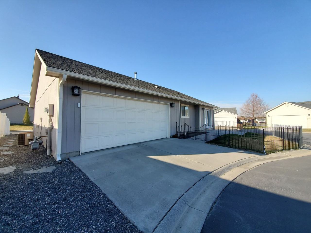 2421 S Arthur Ct - Photo 3 of 28