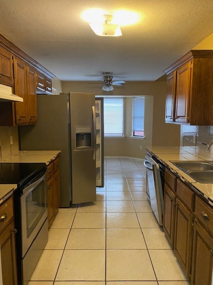 805 Huddleston Dr - Photo 4 of 15