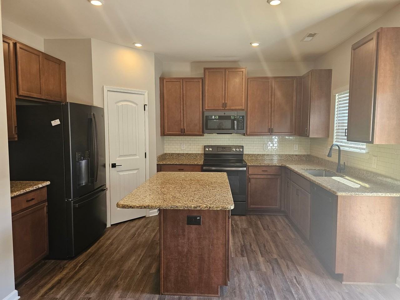 512 Lionheart Ln - Photo 3 of 15