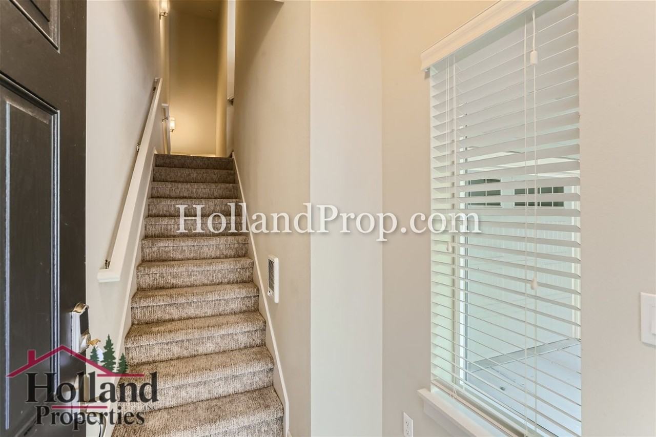 472 Ne Patricia Ann Pl - Photo 2 of 12
